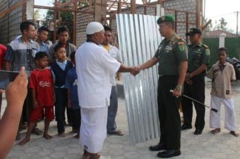 Dandim 1709/Yawa serahkan bantuan pembangunan madrasah