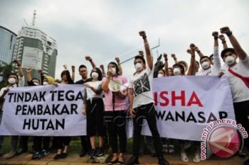 Pegiat Seni Aksi Tolak Kabut Asap