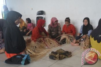 Disperindag Kalteng Adakan Pelatihan Anyaman Rotan di Barsel