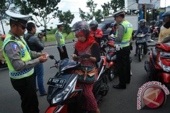 Terjaring Razia, Penunggak Kendaraan Bermotor Diminta Membayar