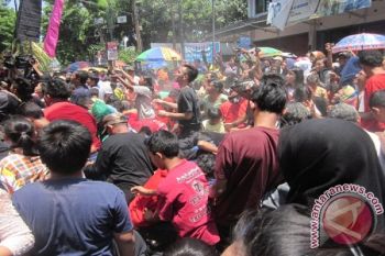 Ratusan Warga Berebut Uang Koin Suroan