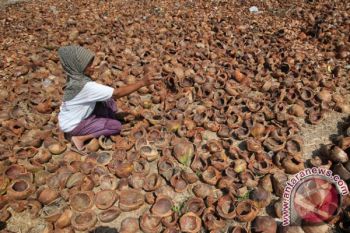 Menjemur Kulit Buah Kelapa