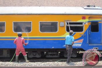 Bersihkan Gerbong Kereta 