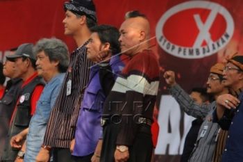 Gubernur Kampanye "Malu Beli CD Bajakan"