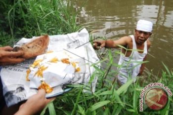 Ritual 'Maambiak Tanah' Awali Pesta Budaya Tabuik 2015