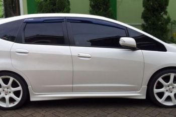 Kehabisan Bensin, Gadis Ini Tinggalkan Honda Jazz Begitu Saja 