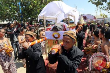 Tradisi Larung Sesaji