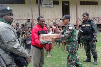 Dandim 1702/Jayawijaya bantu buku pelajaran SD di pegunungan