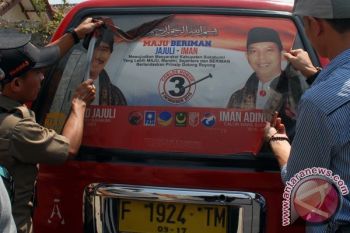 Petugas Tertibkan "Branding" Kampanye di Angkot