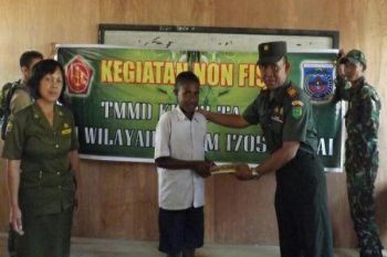 Satgas TMMD Kampung Enarotali bagikan buku sekolah