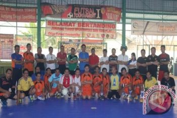Bupati Barut Dan Sekda Cetak Gol