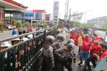 Terminal BBM Semarang Simulasi Atasi Demo Massa 