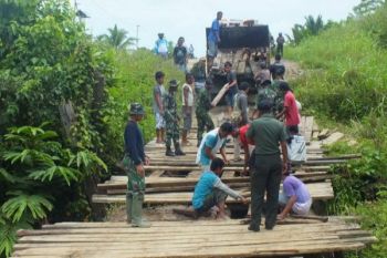 Satgas Pamrahwan Yonif 755/Yalet perbaiki jembatan
