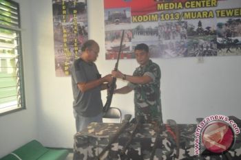 Warga Barito Serahkan Senjata Rakitan Ke Kodim 