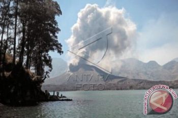 Petugas BTNGR evakuasi ratusan pendaki Gunung Rinjani 