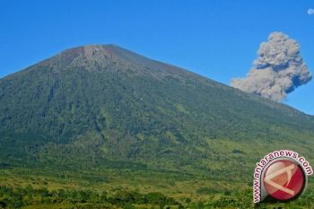 Gunung Barujari di Lombok meletus 