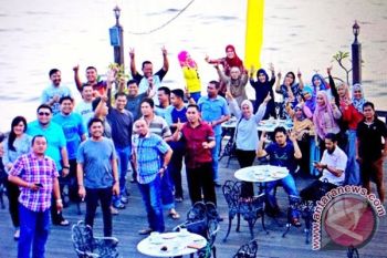 Purna Praja STPDN Sulselbar bersihkan Losari