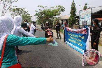 Mahasiswa Stikes BBM Majene bagi masker 
