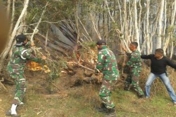 Kodim Merauke padamkan api kebakaran hutan di tanah miring