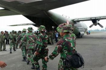 100 prajurit TNI Timika padamkan kebakaran di hutan Mappi