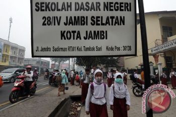 Mendikbud Bagi Masker di Sekolah Terdampak Asap