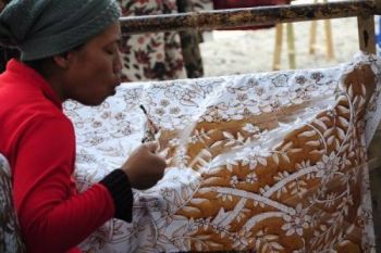 Ganjar Terus Perjuangan Keberadaan Industri Batik