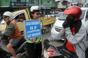 Tertib Lalu Lintas, Pengendara Dapat Pulsa dari Polisi