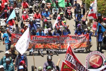 Buruh tuntut sejahtera atau pengangguran dapat pekerjaan ? 