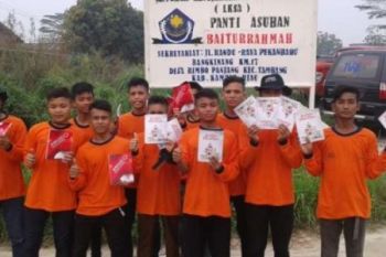 Presiden Bagikan Buku Di Panti Asuhan Kampar