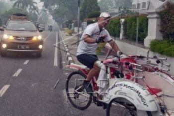Kabut Asap Ganggu Pemecahan Rekor Mengayuh Becak
