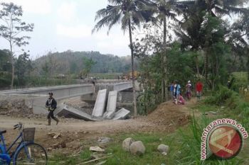 Dewan meninjau lokasi ambrolnya Jembatan Sambiroto 