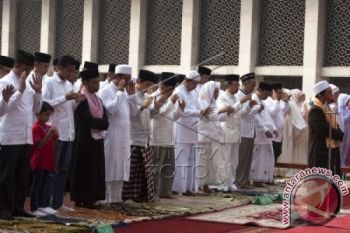 Wapres JK Shalat Minta Hujan di Pelataran Masjid Istiqlal