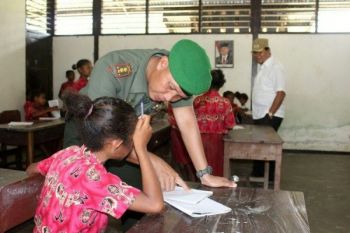 Dandim Yawa mengajar murid SD YPK Ansus