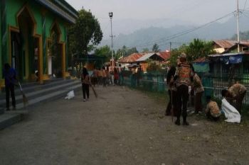 Babinsa Koramil Yapsel dan pramuka bersihkan masjid