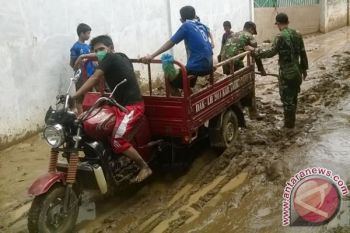 Kodim Solok Bantu Warga Korban Banjir di Solok Selatan