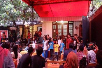 Komunitas Bandung Galang Dukungan Anak-anak Moromoro Bersekolah