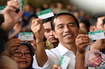 Presiden Jokowi Bagikan KIS pada Warga Bangkalan