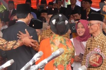 Pejuang Veteran Surabaya Menangis Dipeluk Joko Widodo