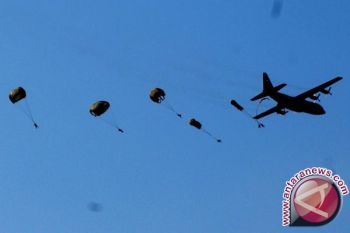 Puluhan prajurit Kostrad lakukan penerjunan di Papua
