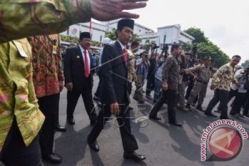 Pejuang 10 November 1945 Menangis Dipeluk Presiden