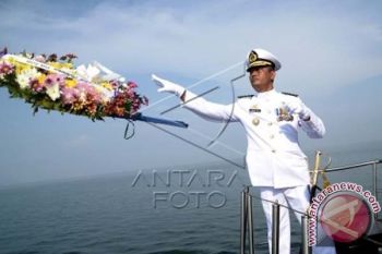 Tabur bunga di laut peringati Hari Pahlawan 