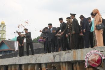 Sukamara Peringati Hari Pahlawan Dengan Ziarah dan Tabur Bunga