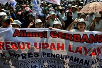 Seribuan Buruh di Demak Tuntut UMK Rp2,020 Juta
