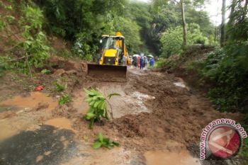 Jalur Banjarnegara-Pekalongan Tertimbun Tanah Longsor