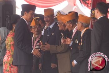 Pejuang 10 November Menangis Dipeluk Joko Widodo