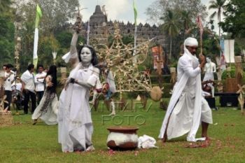 Tiga Penyair Baca Puisi di Gunung Sumbing