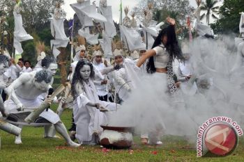 Seniman Borobudur Kirim Pesan Damai Prancis
