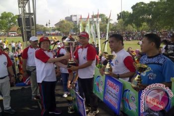 Semen Baturaja santuni ratusan pelajar-guru honor