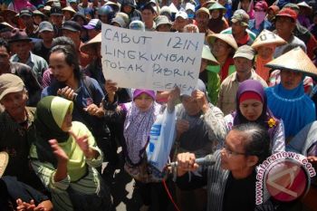 Ratusan Penolak Pabrik PT Indocement Bertahan di Pengadilan