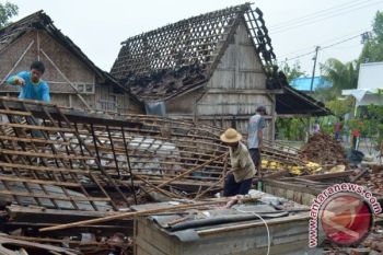Warga Perbaiki Ratusan Rumah Korban Angin Puting Beliung